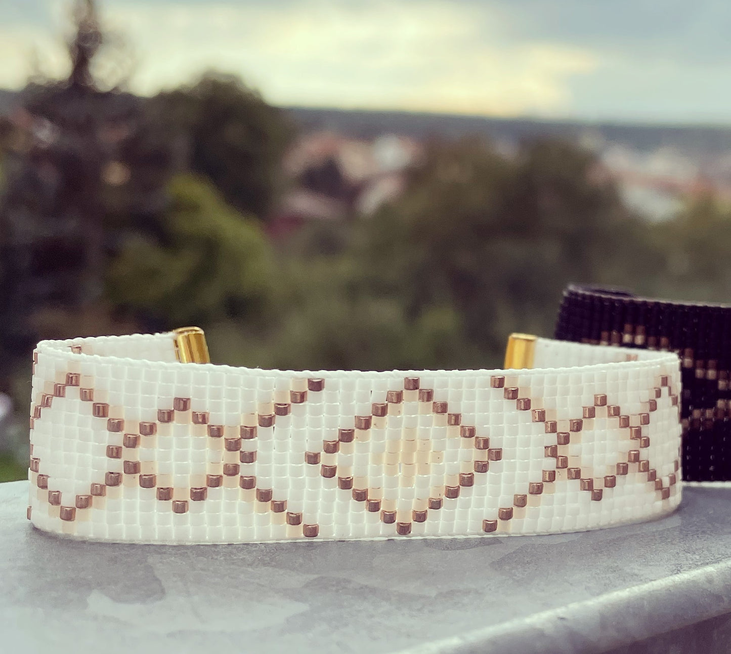 Minimalistický bílozlatý tkaný náramek