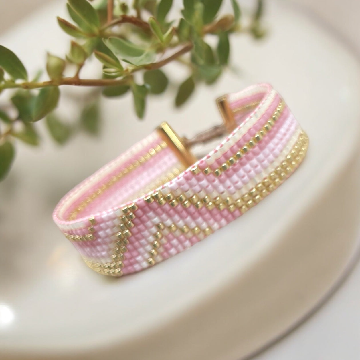 Jemný růžový tkaný náramek