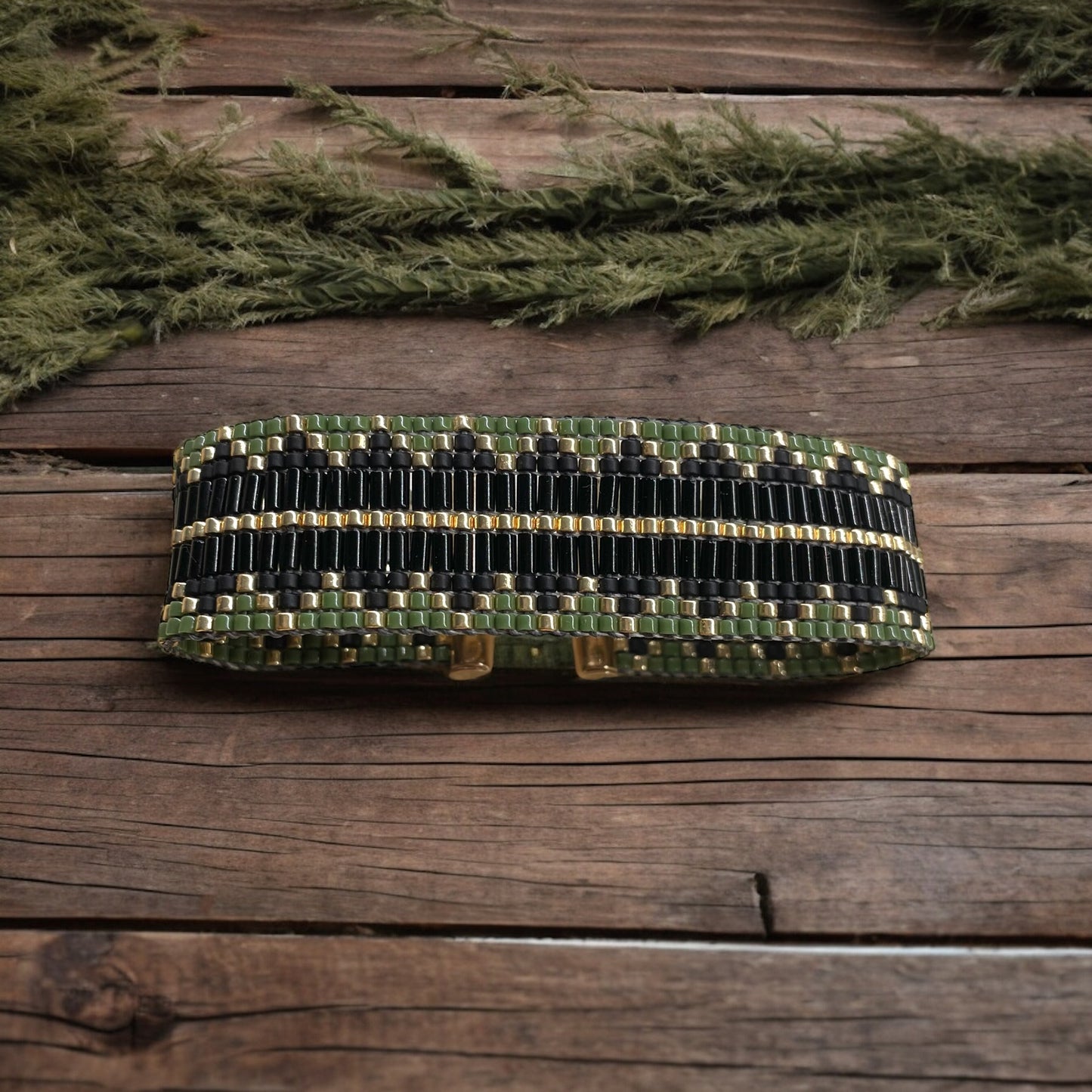 Široký tkaný náramek v barvách lesa