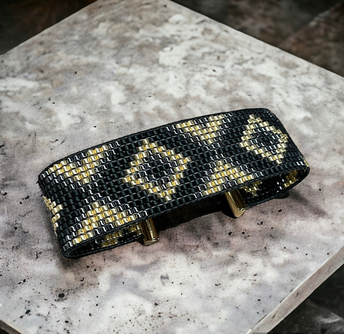Tkaný náramek s geometrickým vzorem