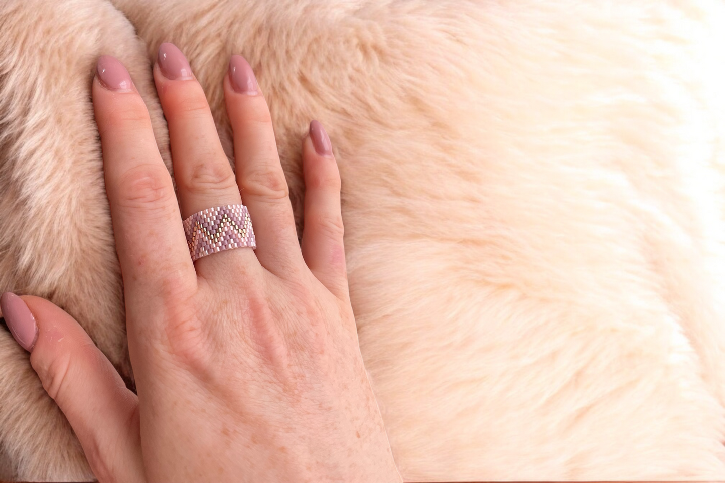 Korálkový prsten Růžový kopec