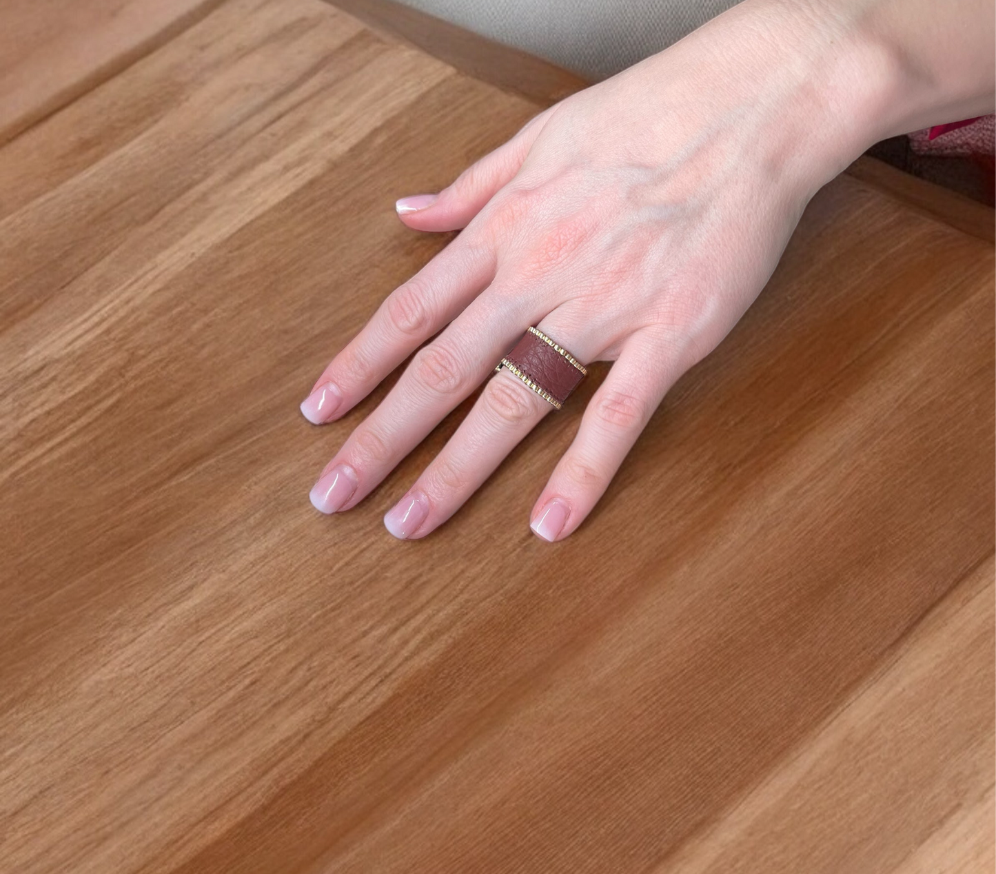 Hnědý prsten z KŮŽE s japonskými korálky