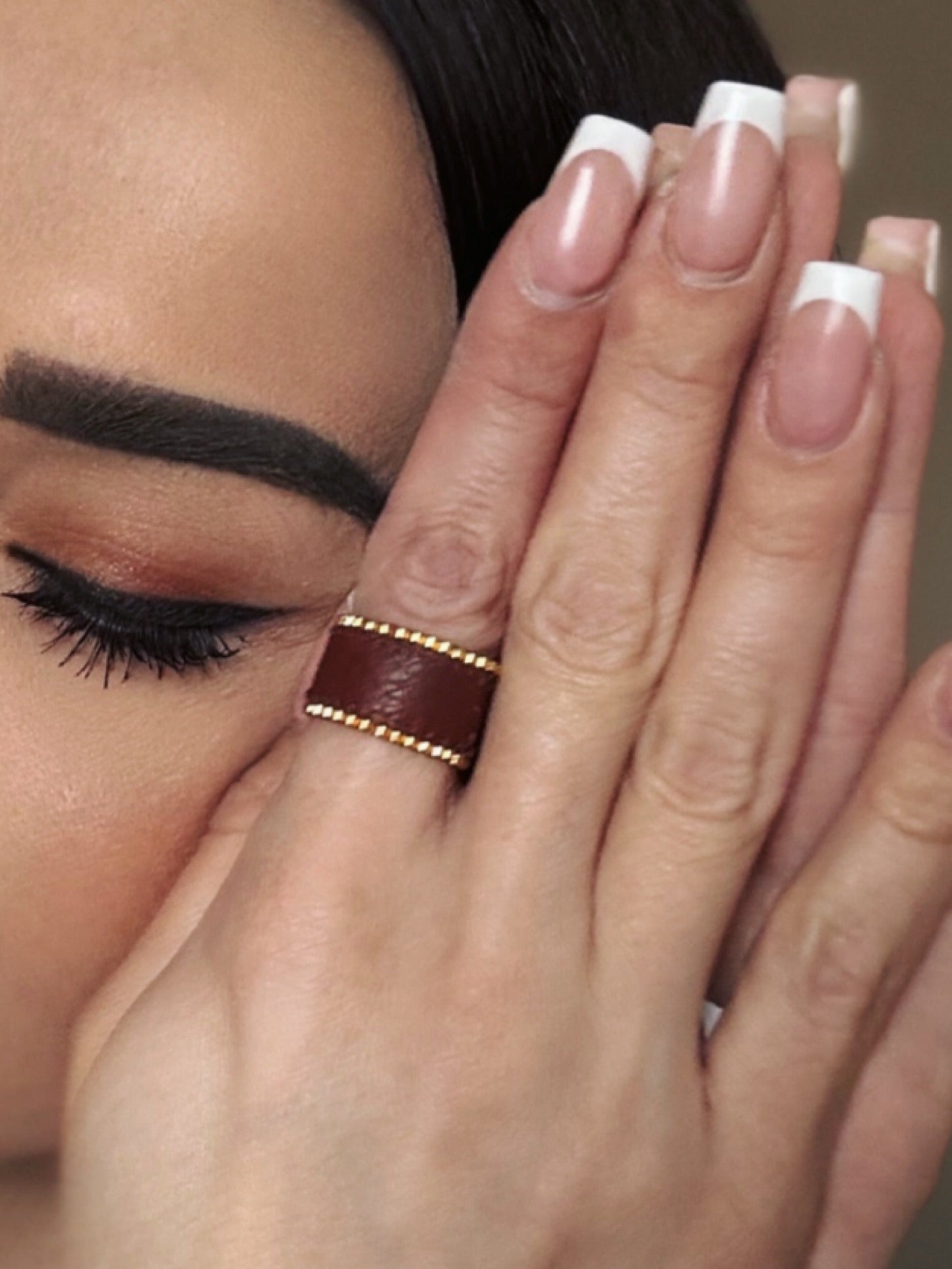 Hnědý prsten z KŮŽE s japonskými korálky