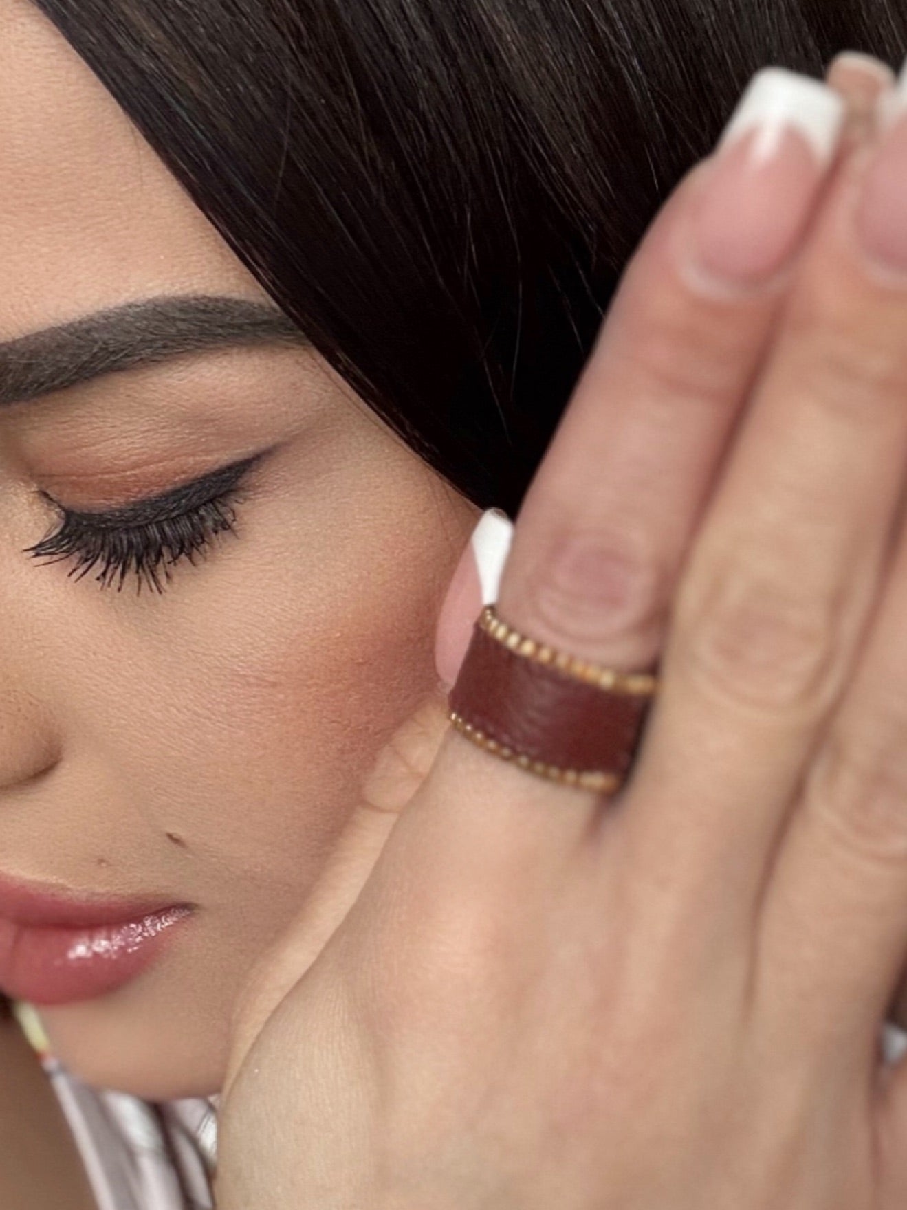 Hnědý prsten z KŮŽE s japonskými korálky