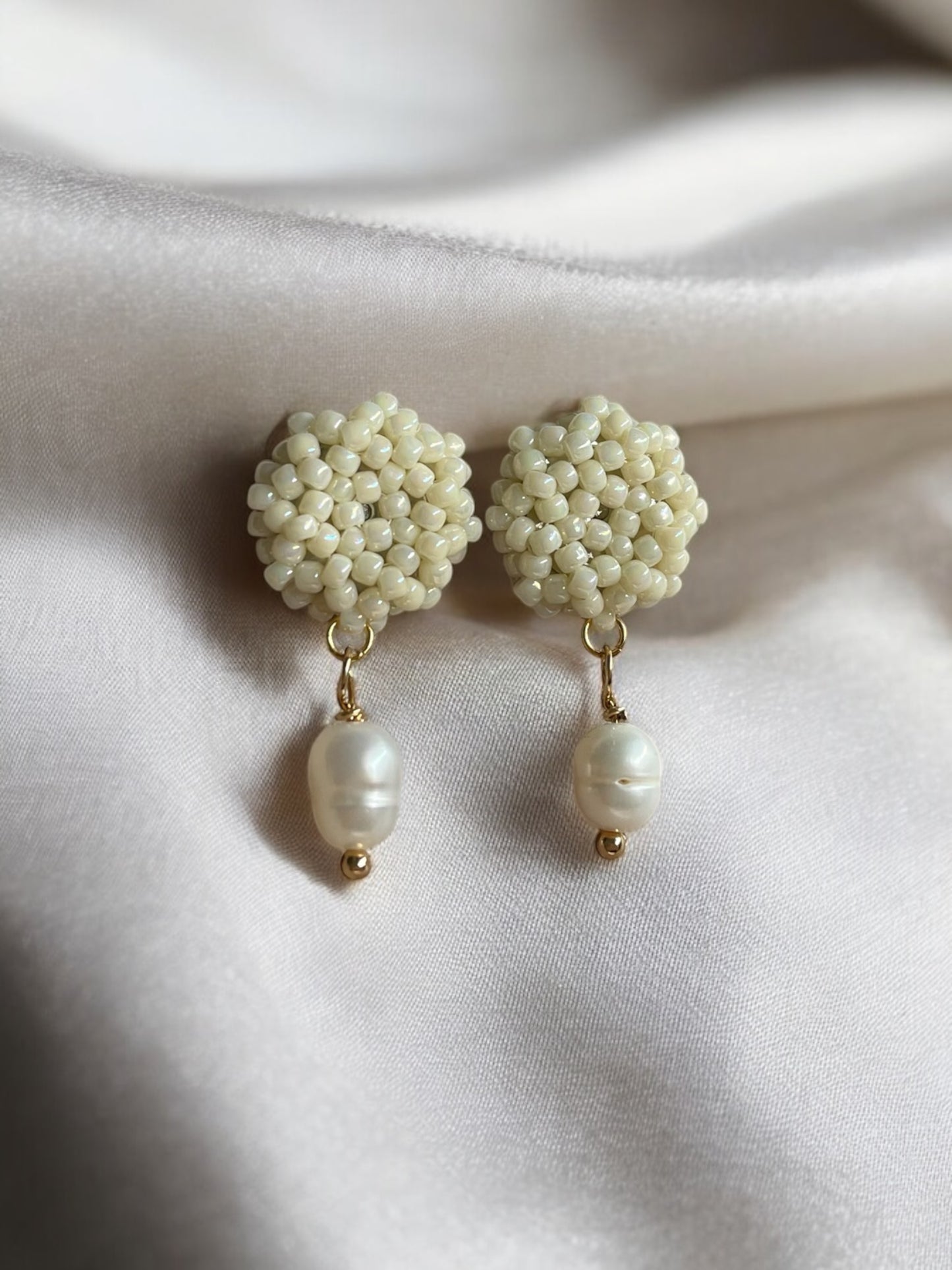 Náušnice šité s perlami