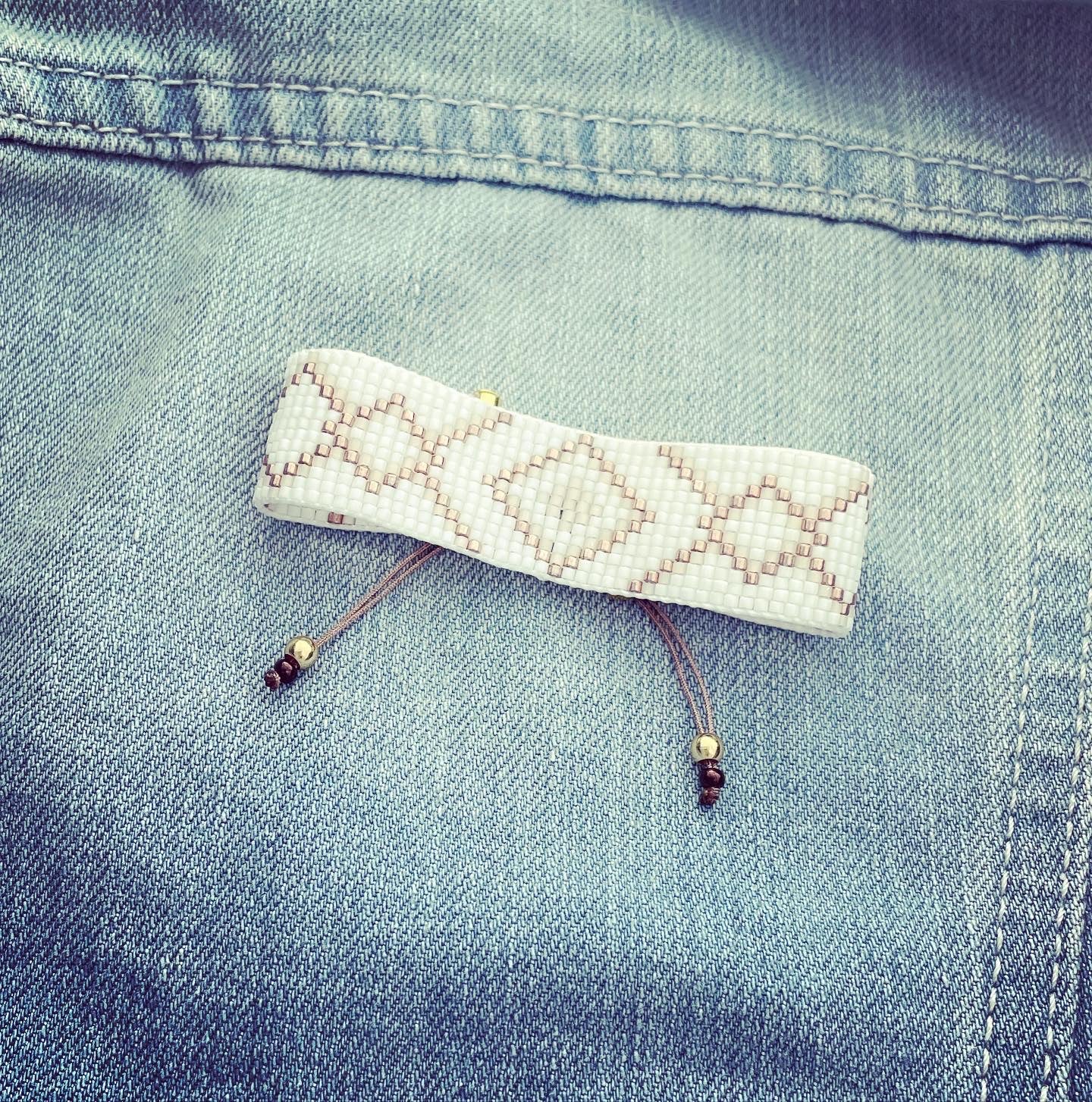 Minimalistický bílozlatý tkaný náramek