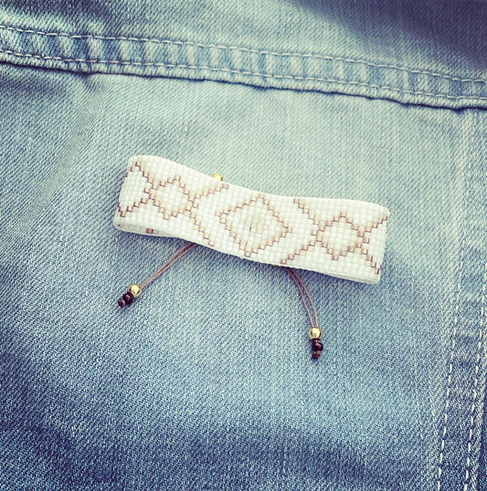 Minimalistický bílozlatý tkaný náramek