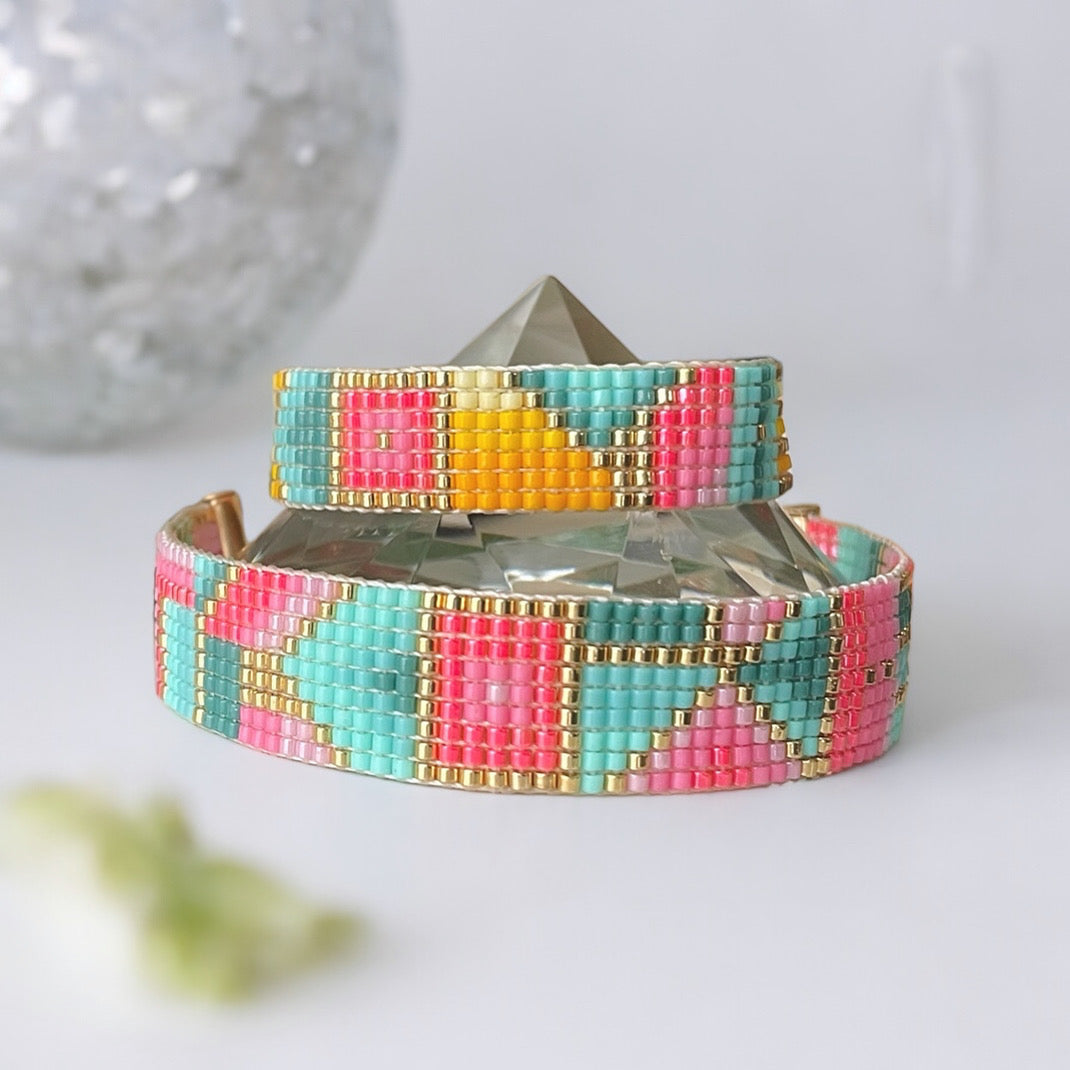 Veselý barevný tkaný náramek