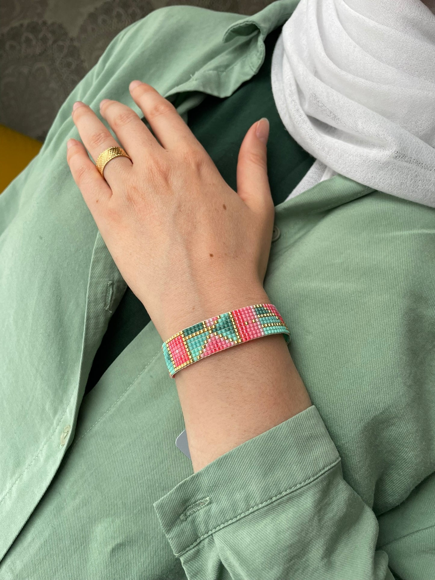 Veselý barevný tkaný náramek