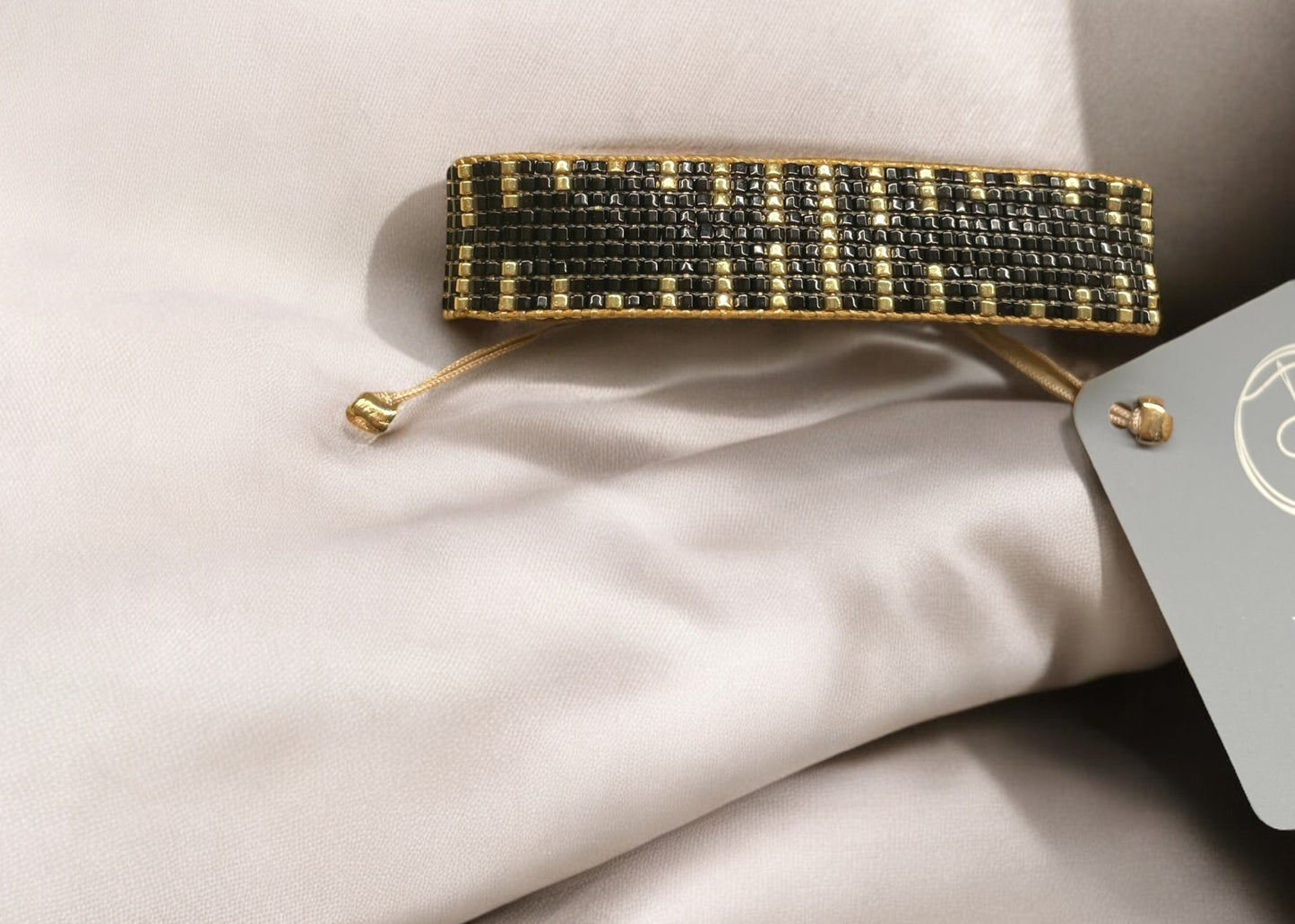 Elegantní černý tkaný náramek