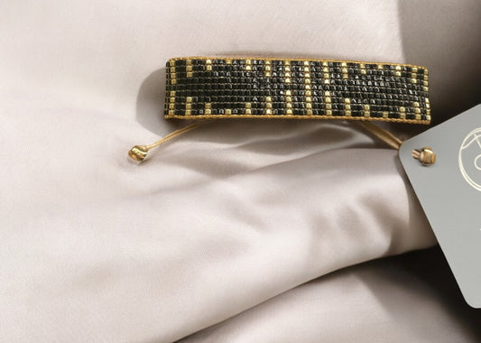 Elegantní černý tkaný náramek