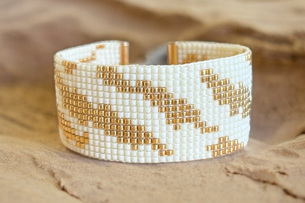 Široký tkaný náramek s tygřím vzorem