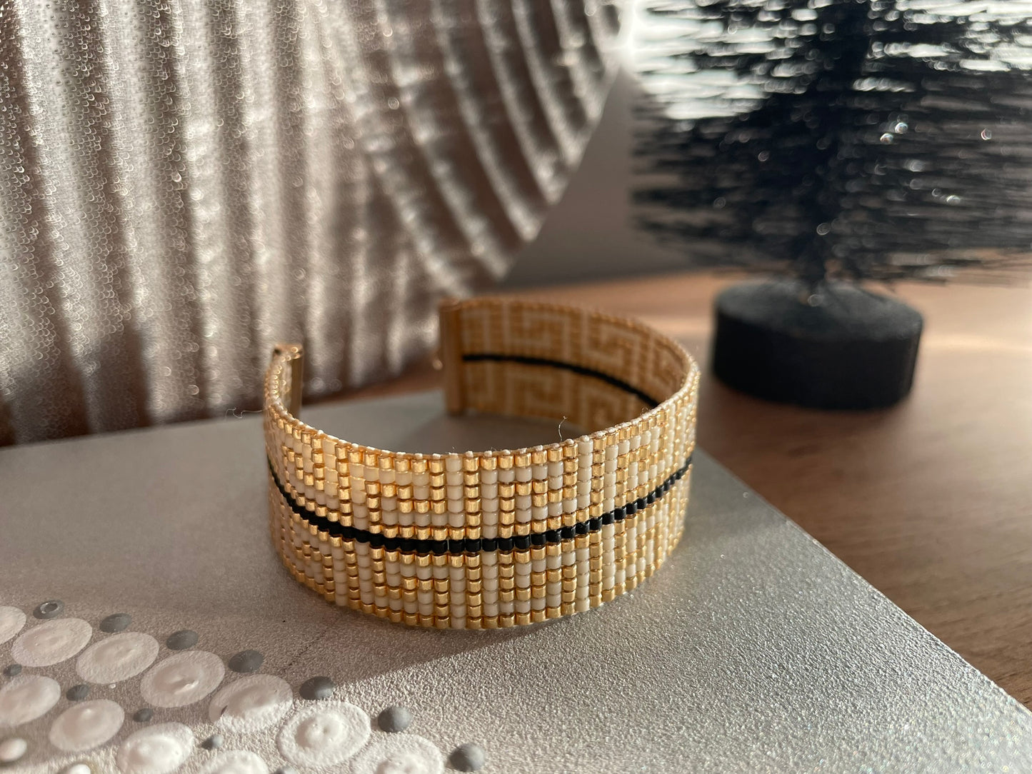 Zlatobéžový široký náramek s černým proužkem