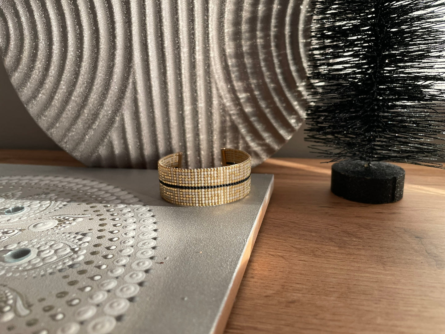 Zlatobéžový široký náramek s černým proužkem