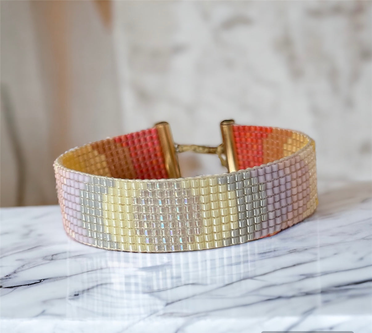 Jemný pastelový tkaný náramek