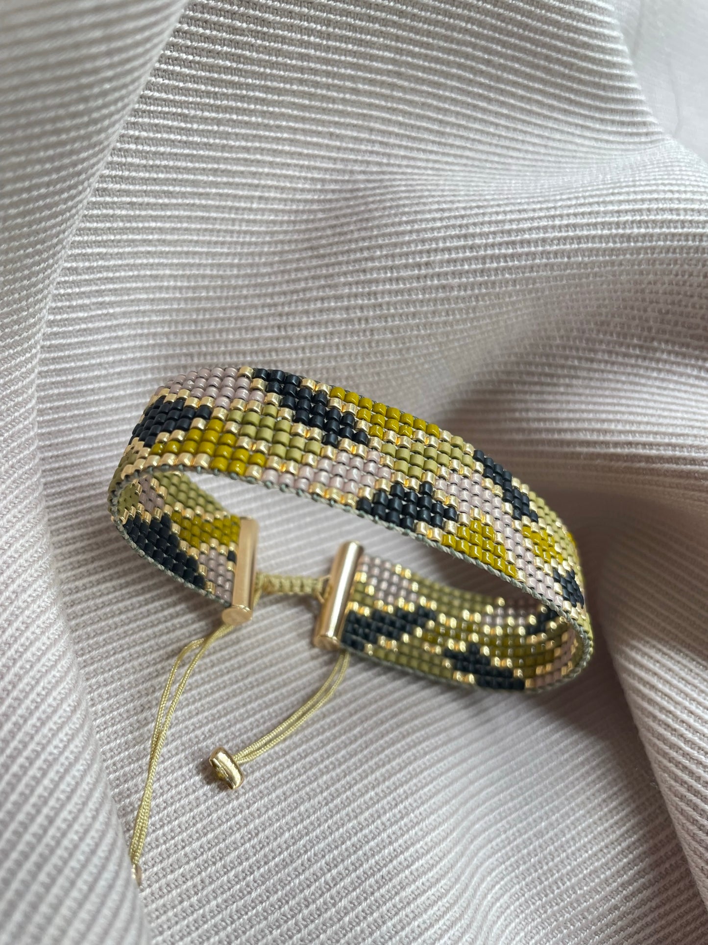 Tkaný náramek s olivovým hadím vzorem