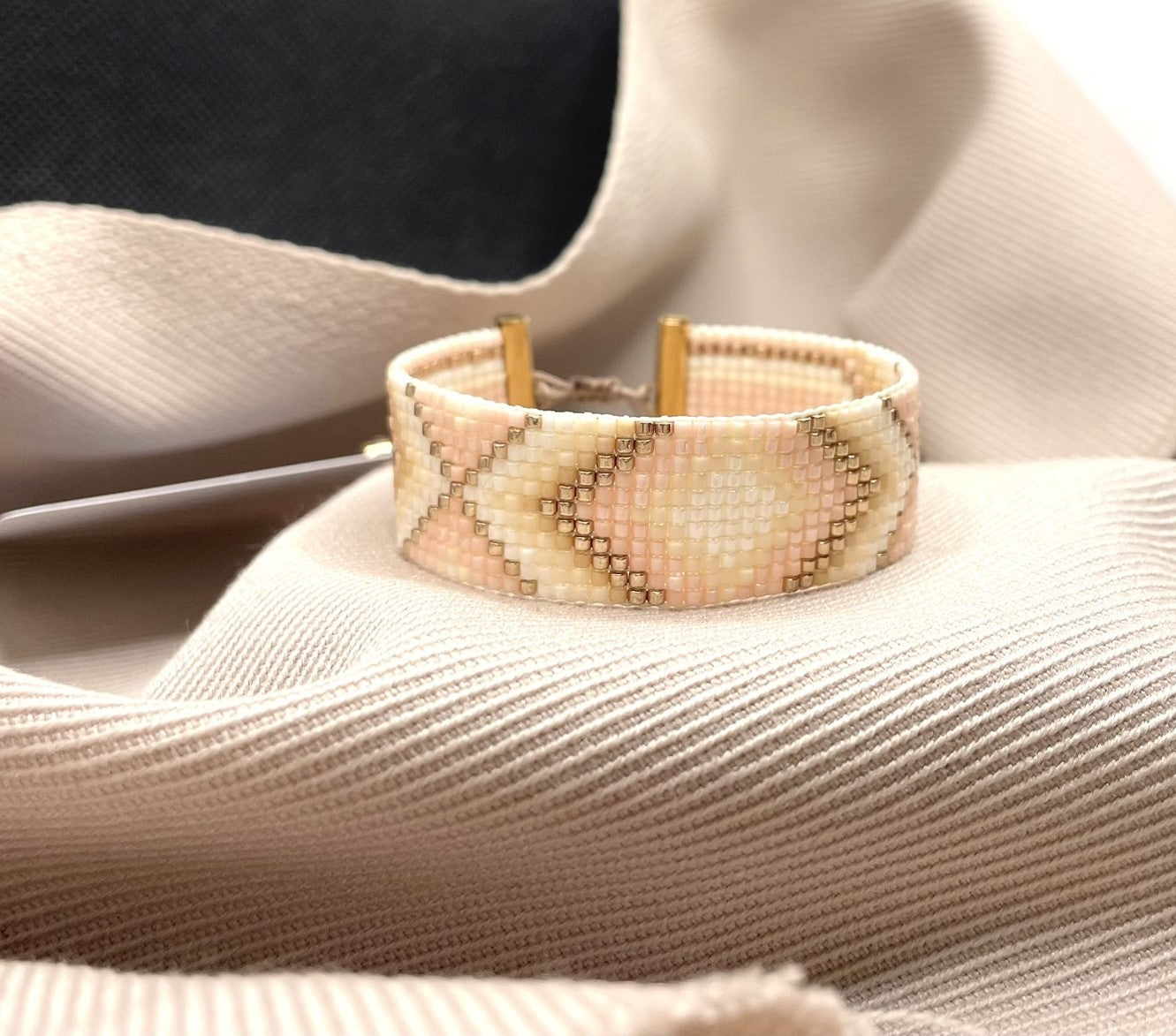 Něžný meruňkový tkaný náramek