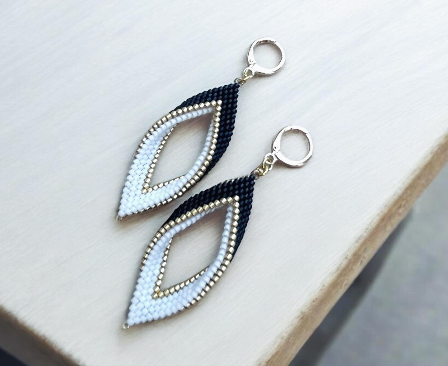 Náušnice šité LÍSTKY černobílé