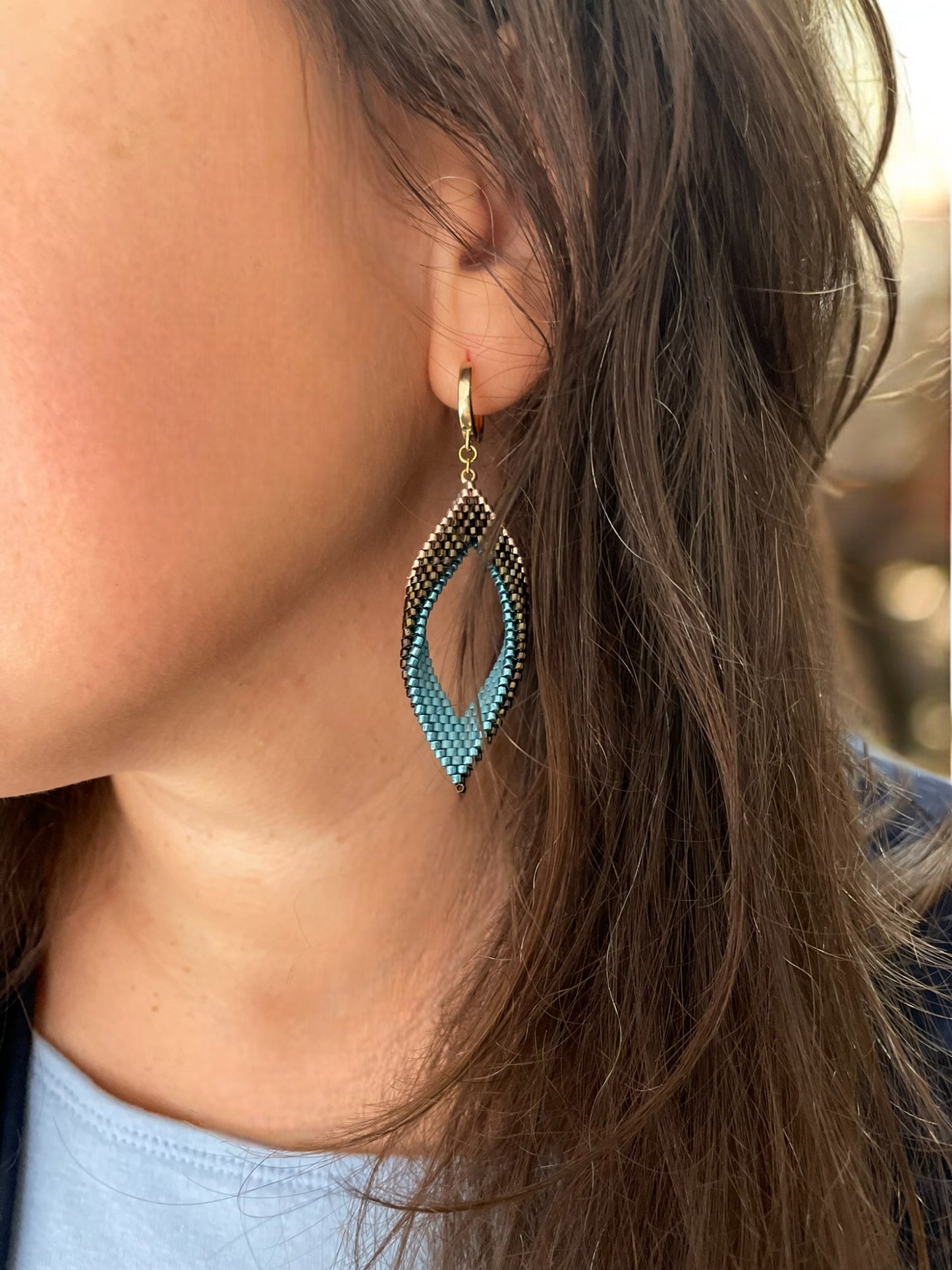 Náušnice šité LÍSTKY tyrkysové