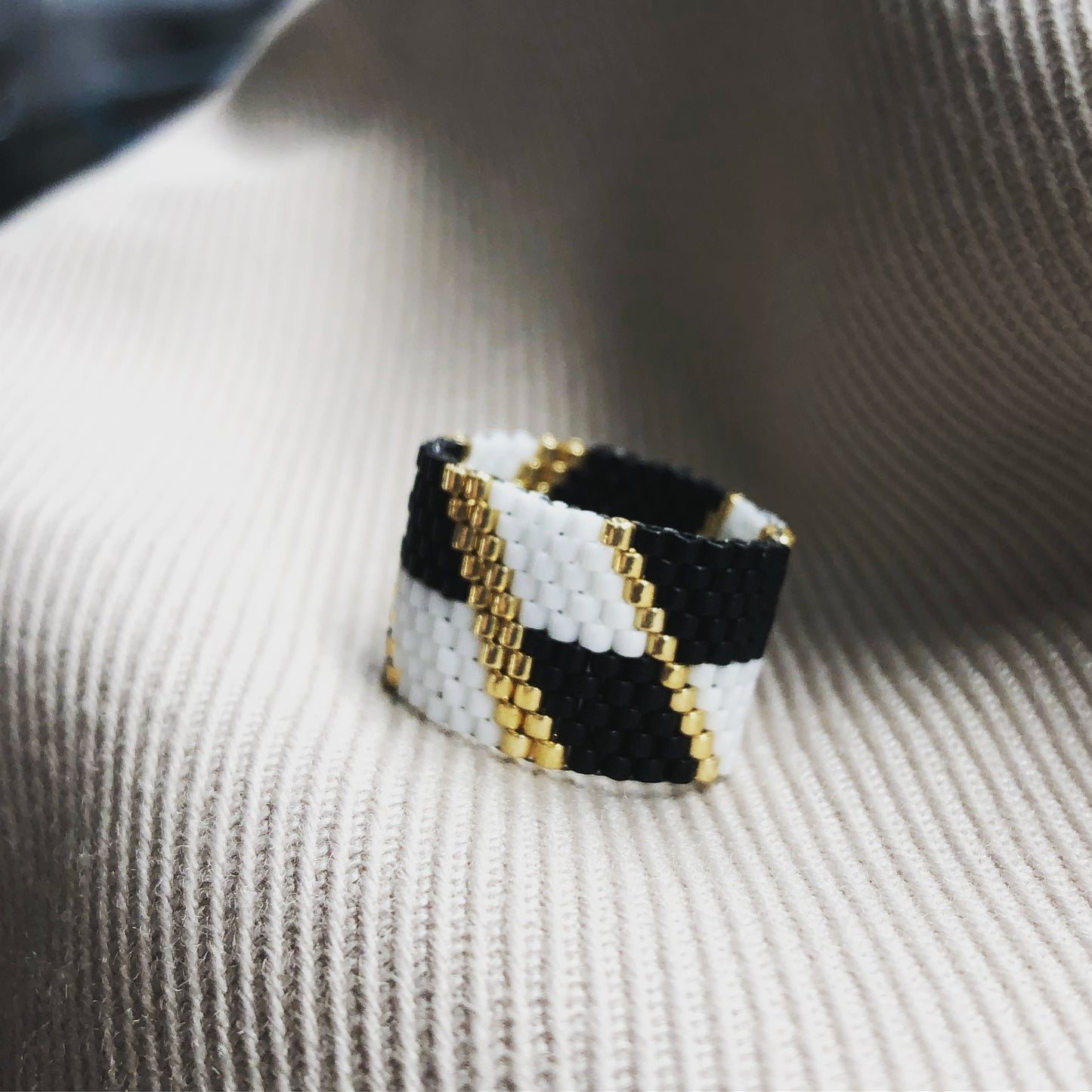 Korálkový prsten Černá pole