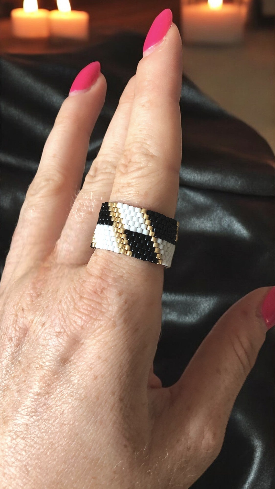 Korálkový prsten Černá pole