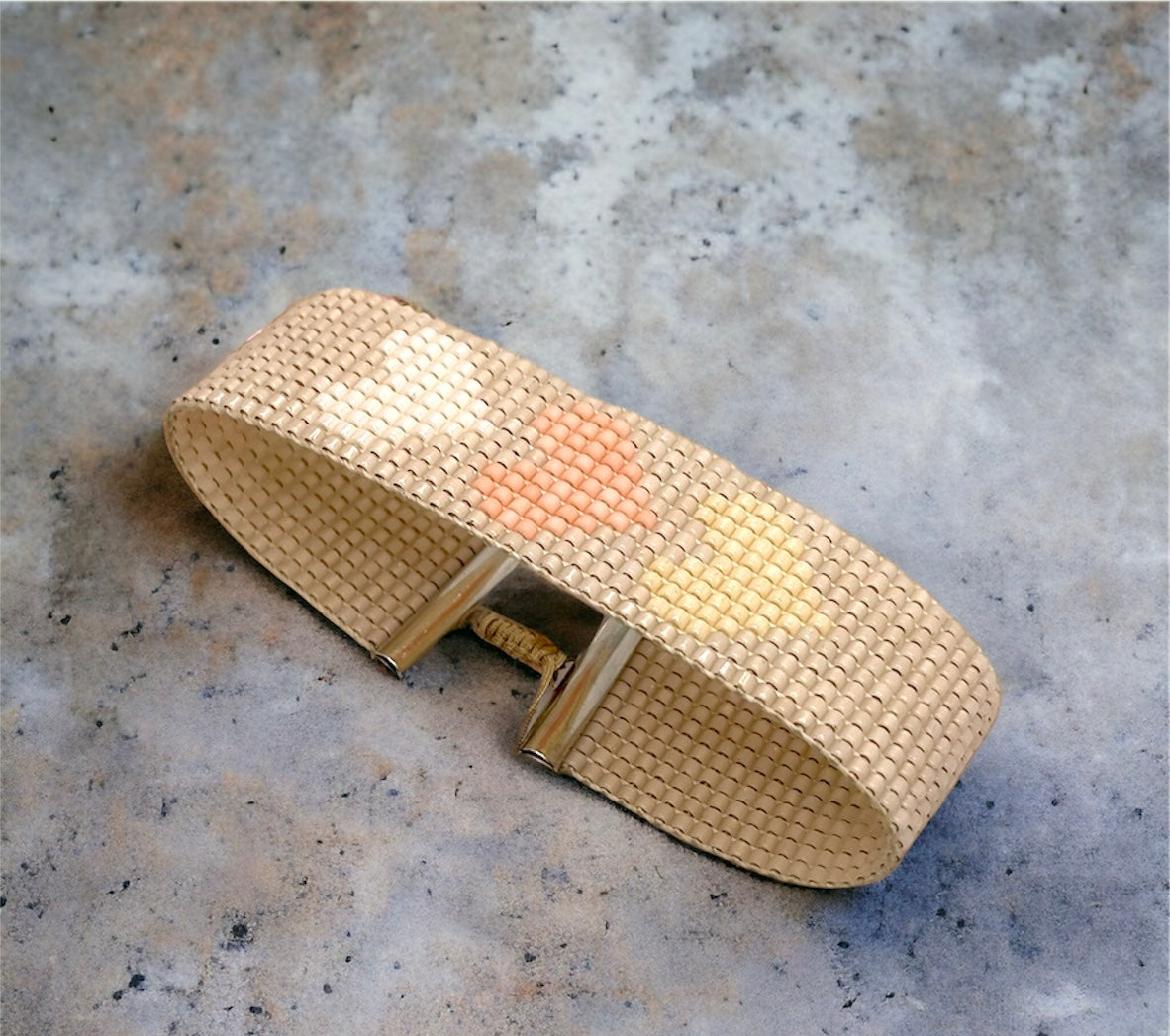 Tkaný náramek se třemi srdíčky